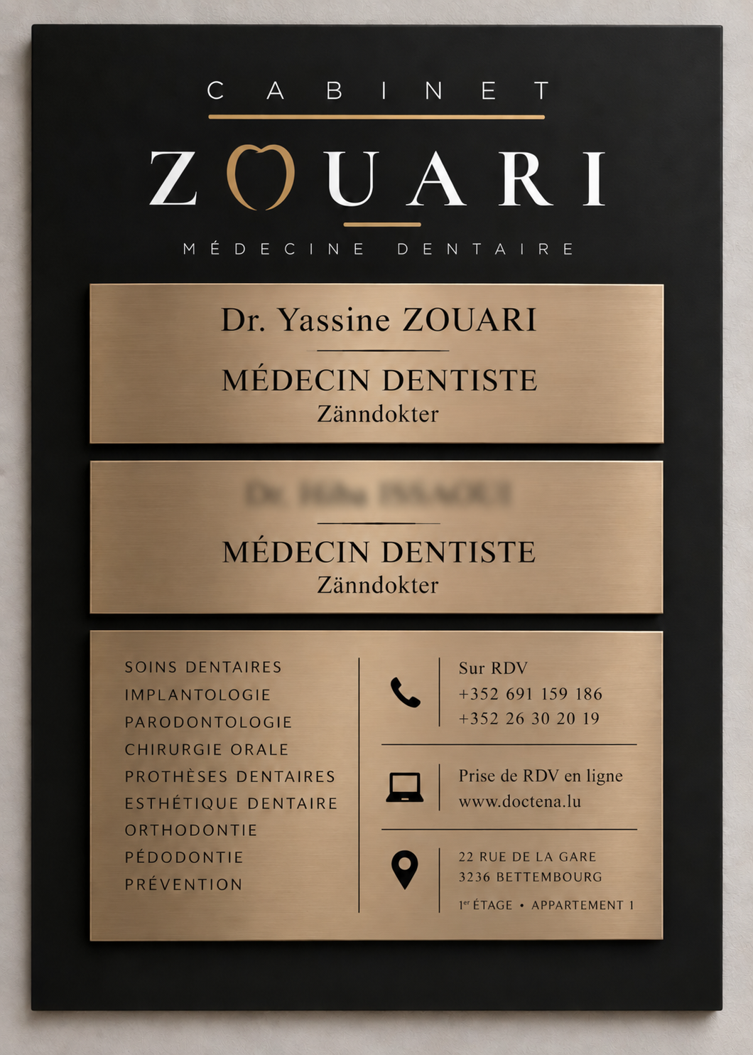 Plaque du Cabinet ZOUARI à l’entrée du bâtiment